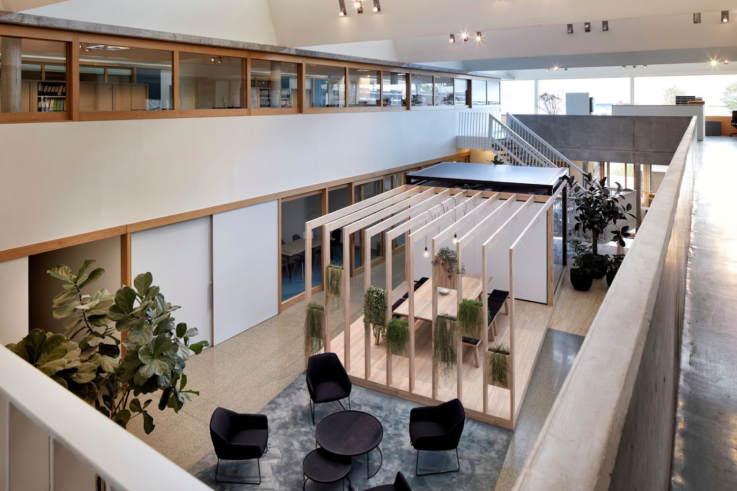 Een werkruimte met open benedenverdieping en meeting rooms op de eerste verdieping.